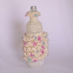 Décoration en crochet pour bouteille de géranium